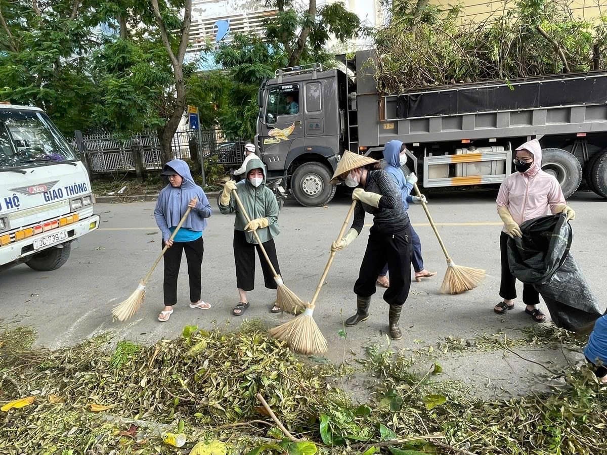 Hà Đông: Đoàn viên, người lao động ra quân dọn dẹp, khắc phục hậu quả bão số 3