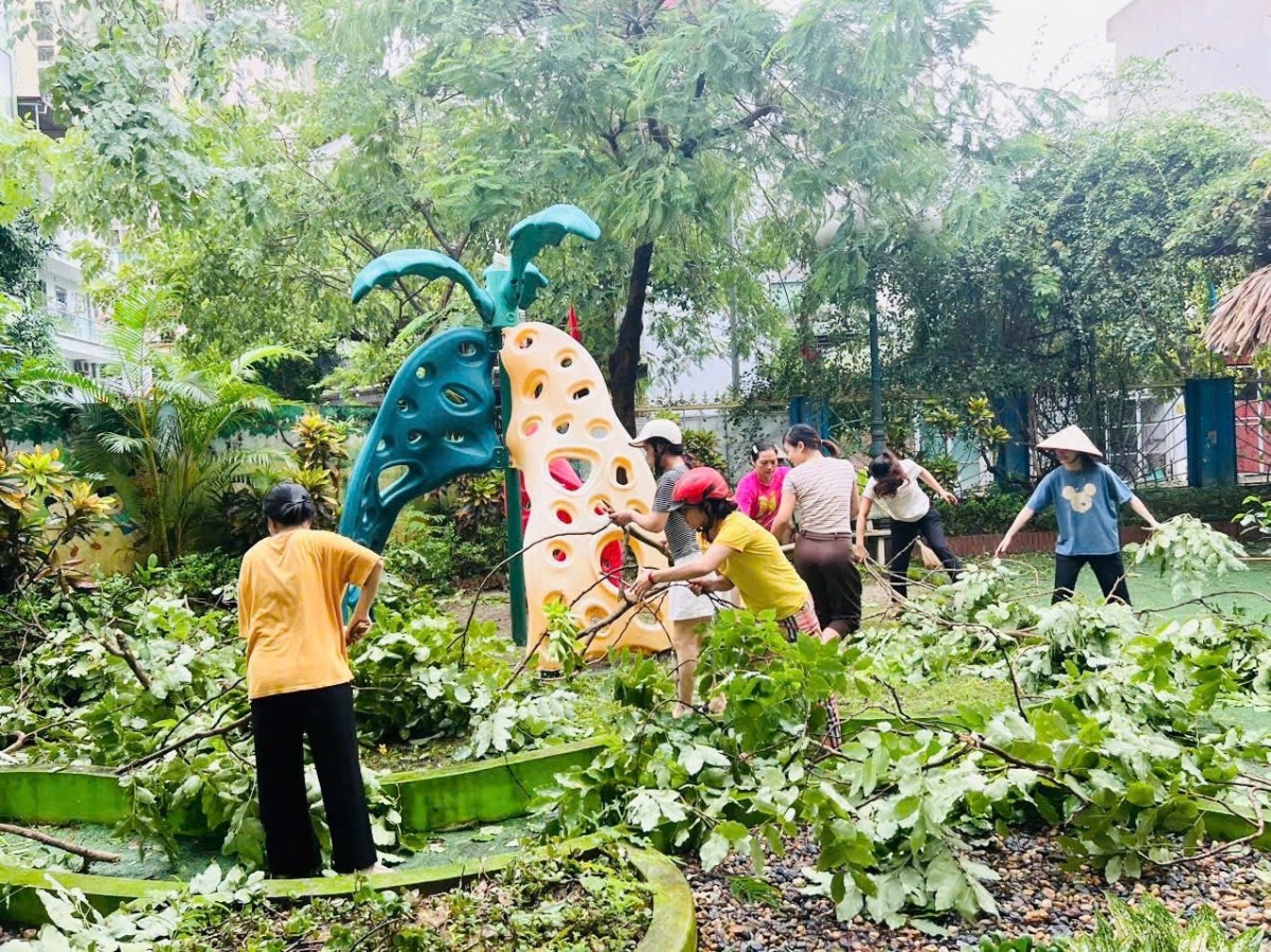 Hà Đông: Đoàn viên, người lao động ra quân dọn dẹp, khắc phục hậu quả bão số 3