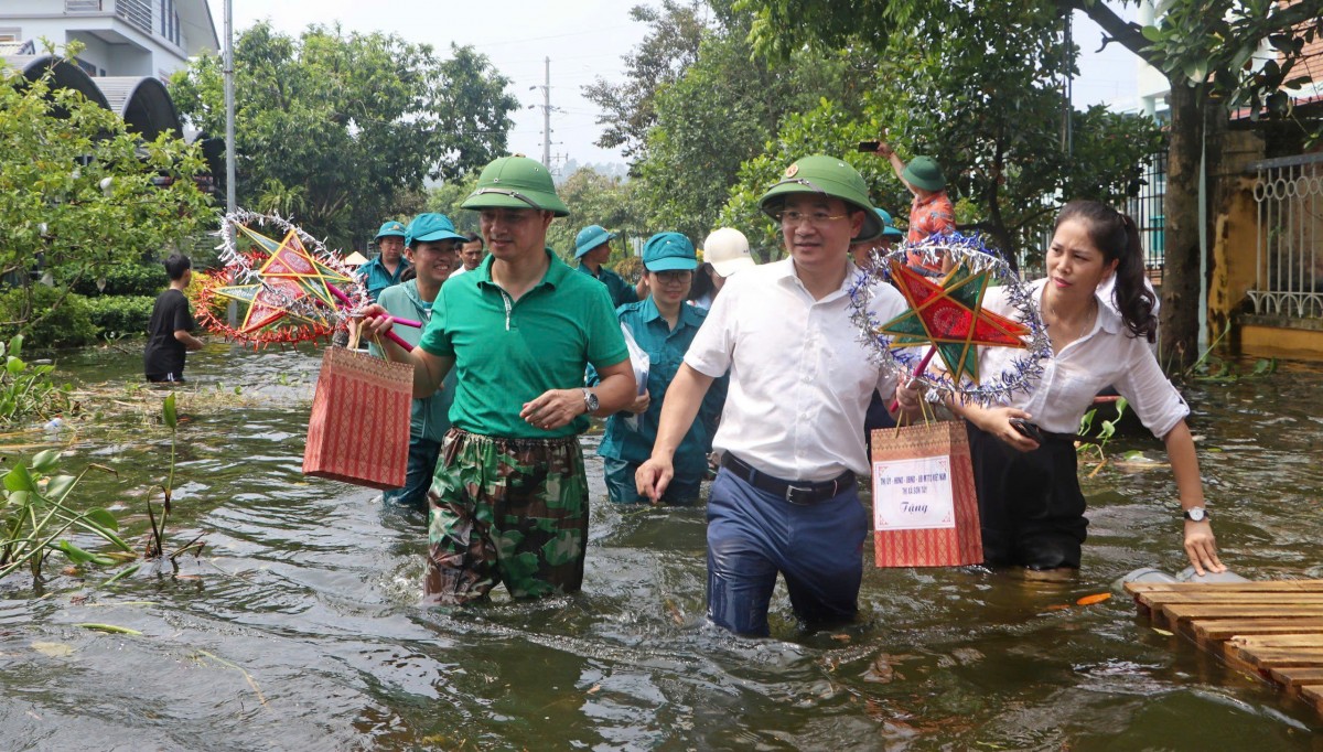 Sơn Tây mang Trung thu đến trẻ em vùng lũ