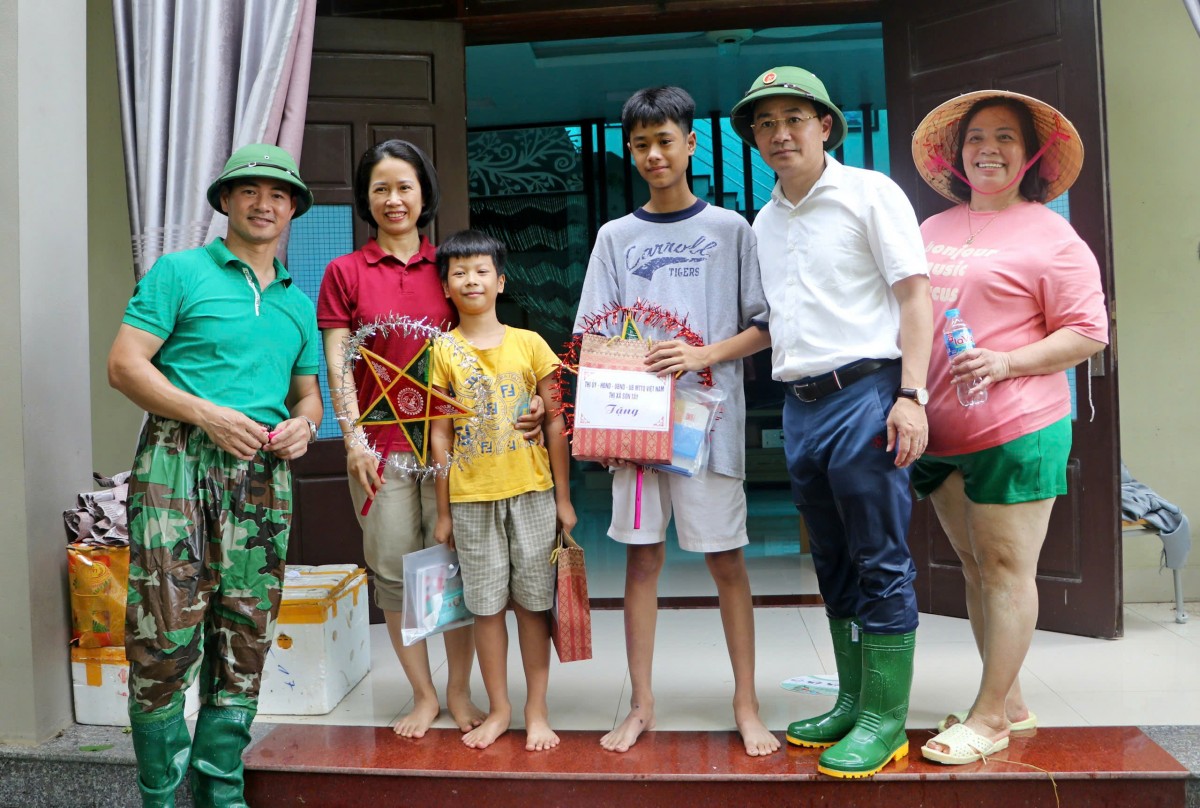 Sơn Tây mang Trung thu đến trẻ em vùng lũ