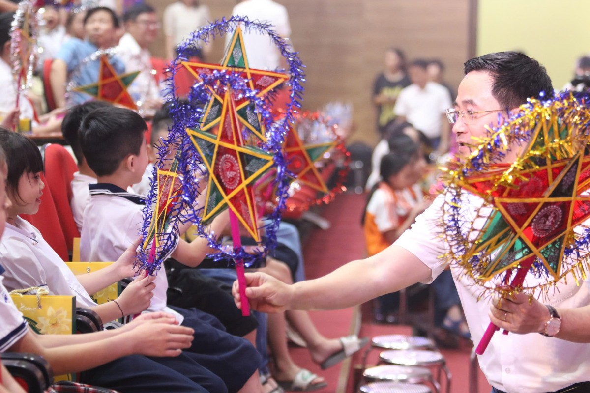 Sơn Tây mang Trung thu đến trẻ em vùng lũ