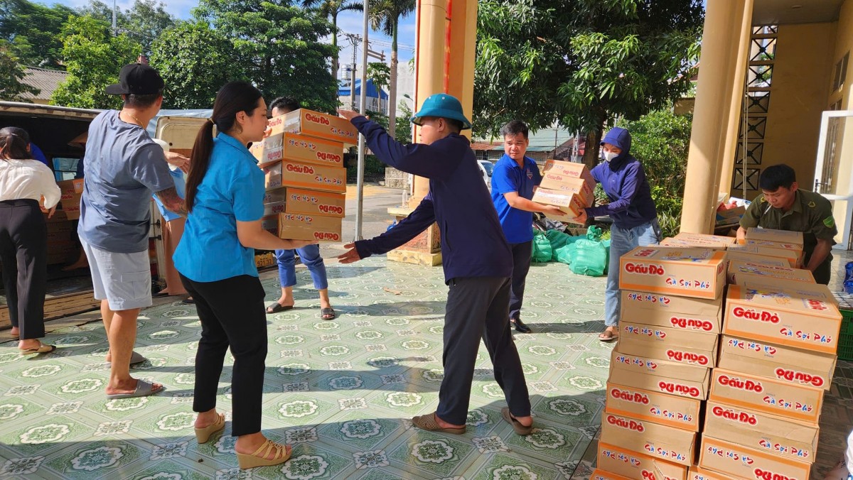 LĐLĐ huyện Mỹ Đức hỗ trợ người lao động bị ảnh hưởng bởi cơn bão số 3