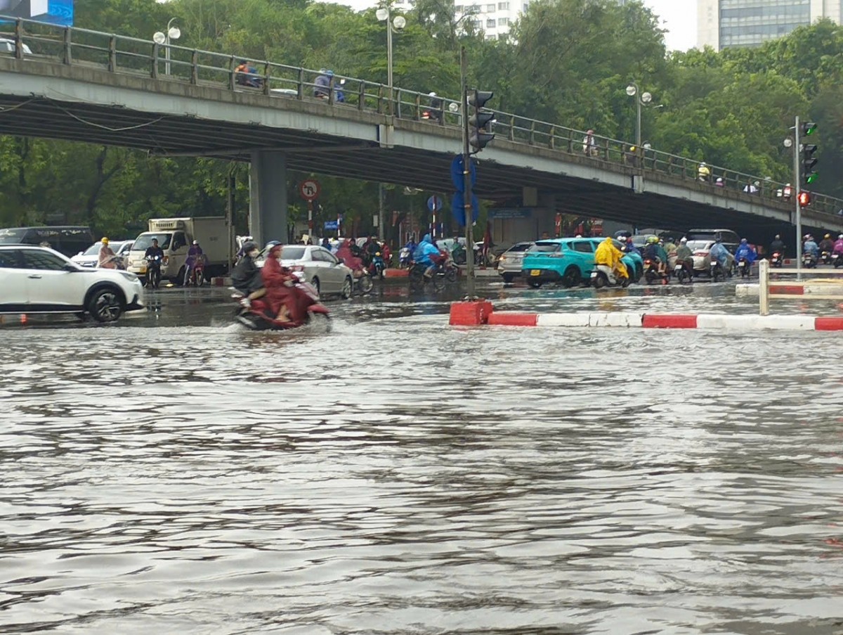 Mưa lớn lúc rạng sáng, nhiều tuyến phố Hà Nội ngập sâu trong ngày đầu tuần