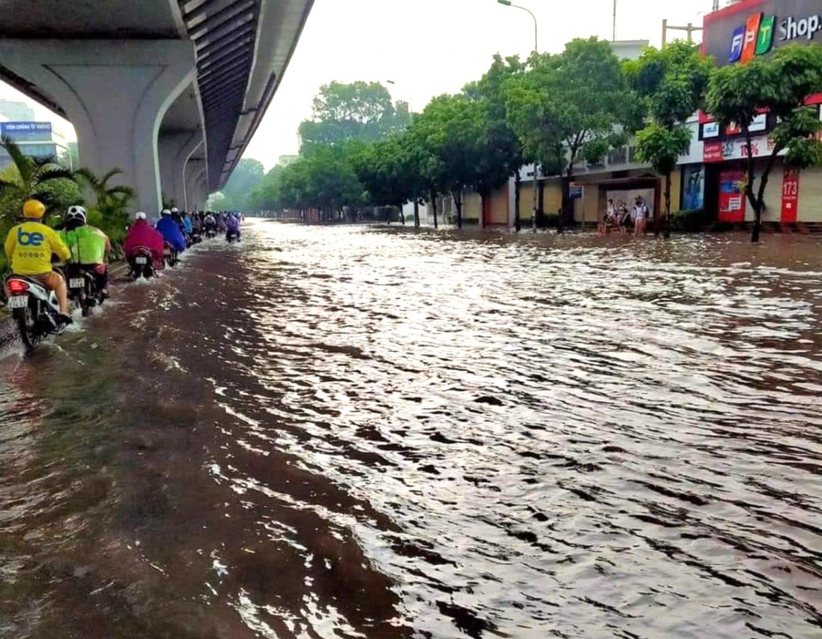 Người Hà Nội vất vả đi làm vì ngập và ùn tắc