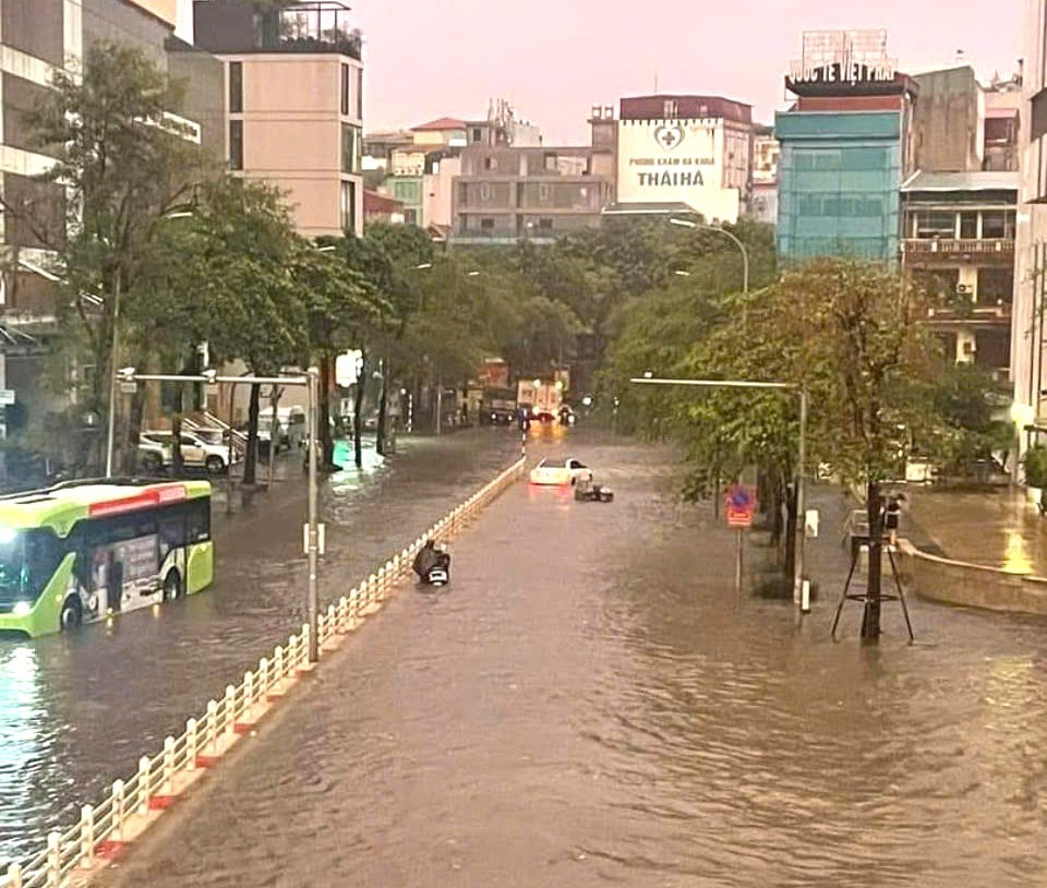 Người Hà Nội vất vả đi làm vì ngập và ùn tắc