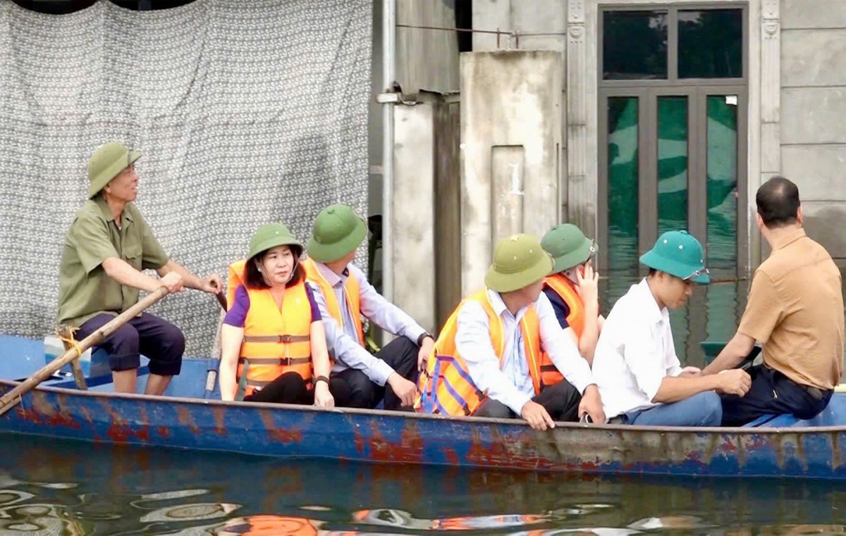 Phó Bí thư Thường trực Thành ủy Hà Nội Nguyễn Thị Tuyến thị sát các khu vực nhà dân bị ngập sâu tại xã An Phú 