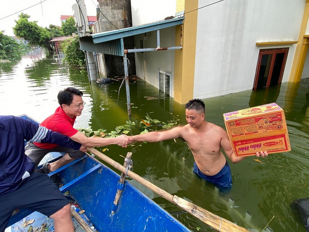 Hội Chữ thập đỏ Hà Nội hỗ trợ người dân huyện Mỹ Đức bị ngập lụt