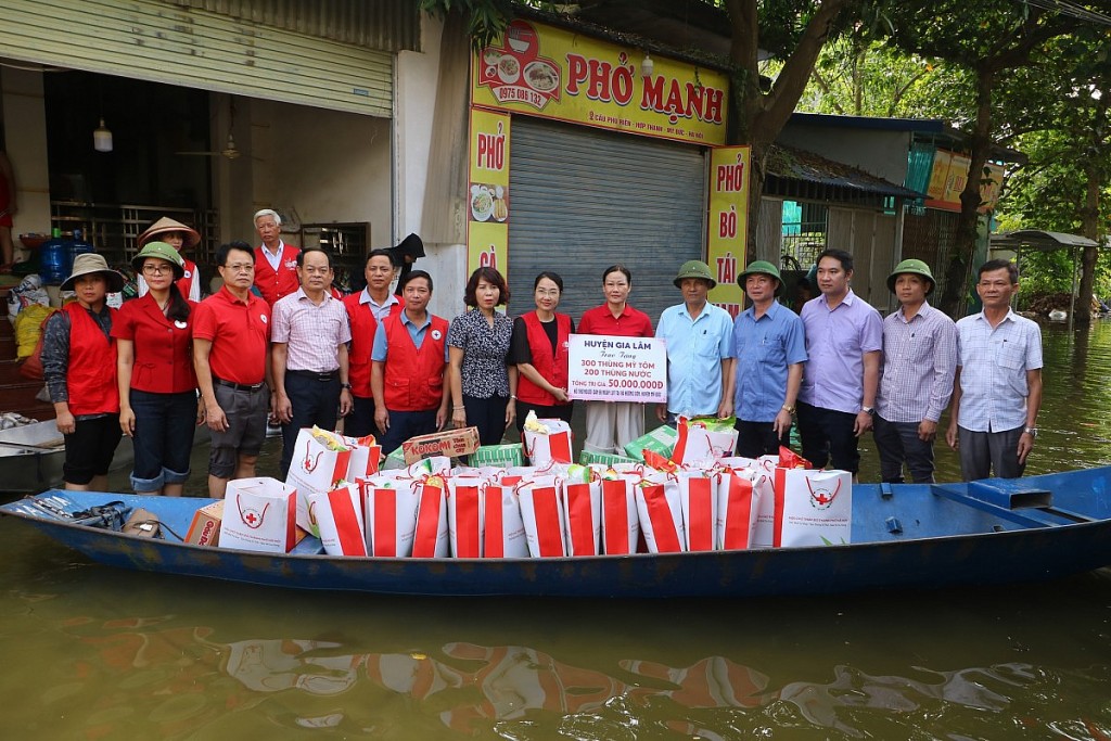 Hội Chữ thập đỏ Hà Nội hỗ trợ người dân huyện Mỹ Đức bị ngập lụt