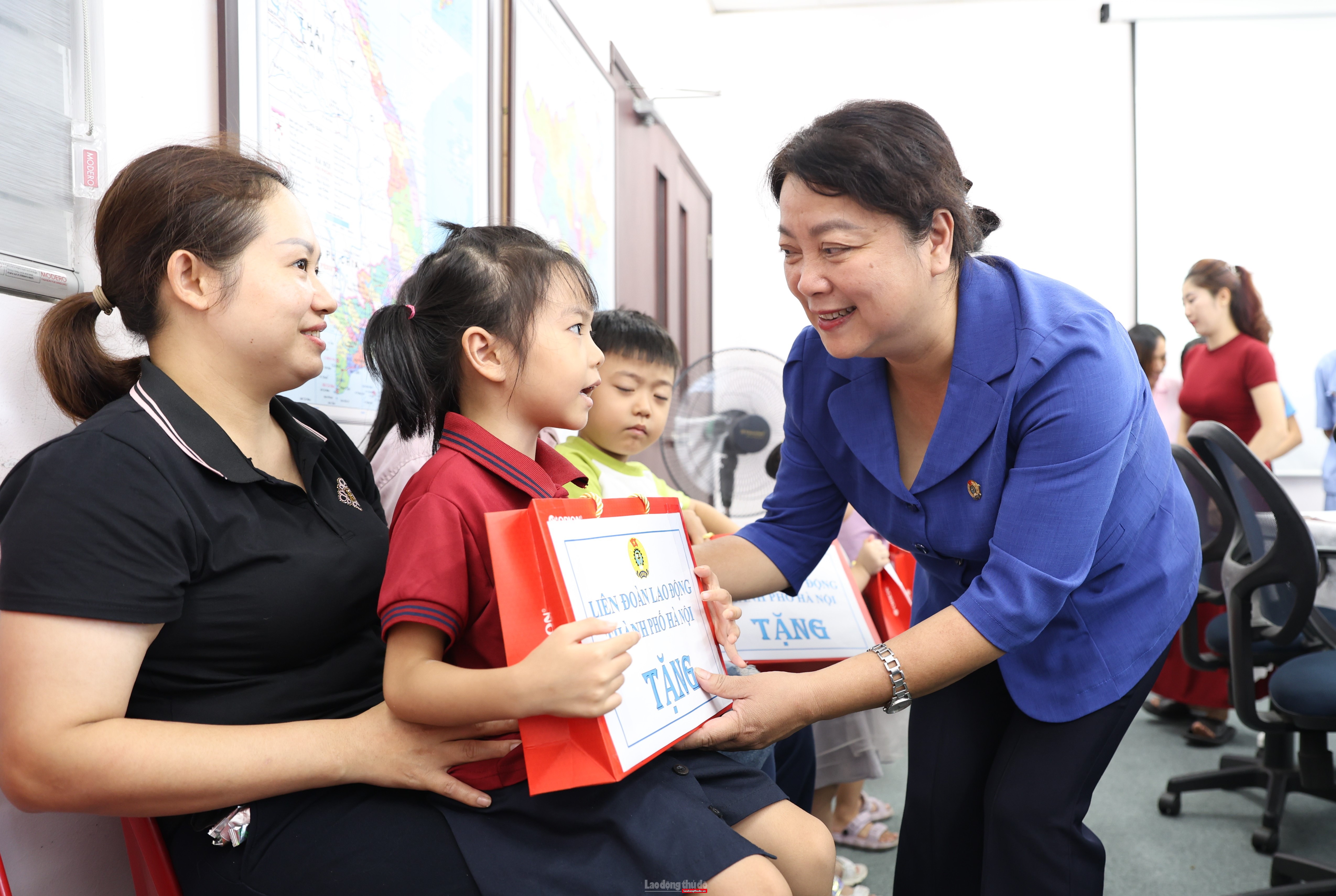 Lãnh đạo LĐLĐ thành phố Hà Nội tặng quà Trung thu cho con công nhân lao động