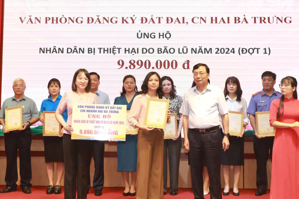 L&atilde;nh đạo Quận Hai B&agrave; Trưng tiếp nhận ủng hộ của c&aacute;c đơn vị