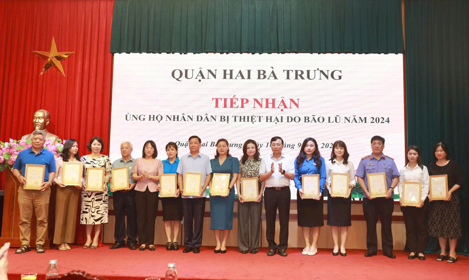 L&atilde;nh đạo Quận Hai B&agrave; Trưng trao thư cảm ơn c&aacute;c đơn vị