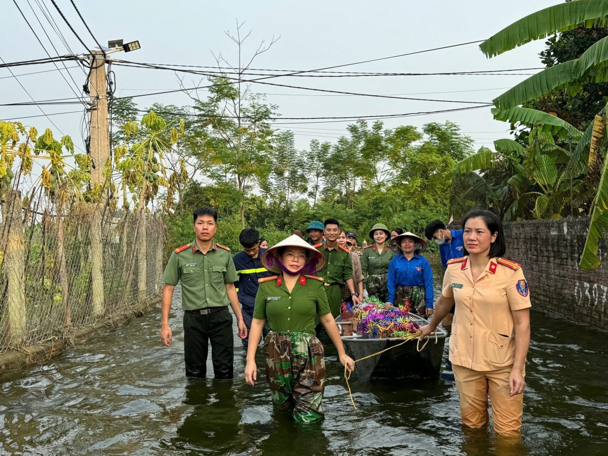 Công an huyện Ba Vì mang "mùa trăng yêu thương" đến trẻ em những địa bàn bị lũ, lụt