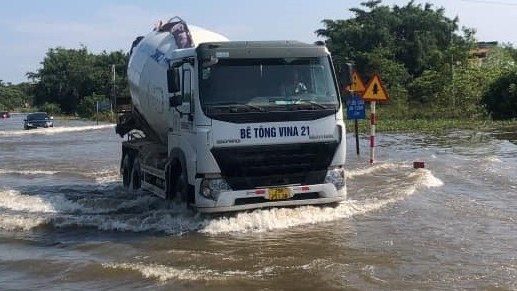 Cấm phương tiên lưu thông trên Quốc lộ 32 qua thị xã Sơn Tây do úng ngập