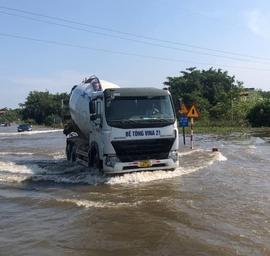 Cấm phương tiên lưu thông trên Quốc lộ 32 qua thị xã Sơn Tây do úng ngập