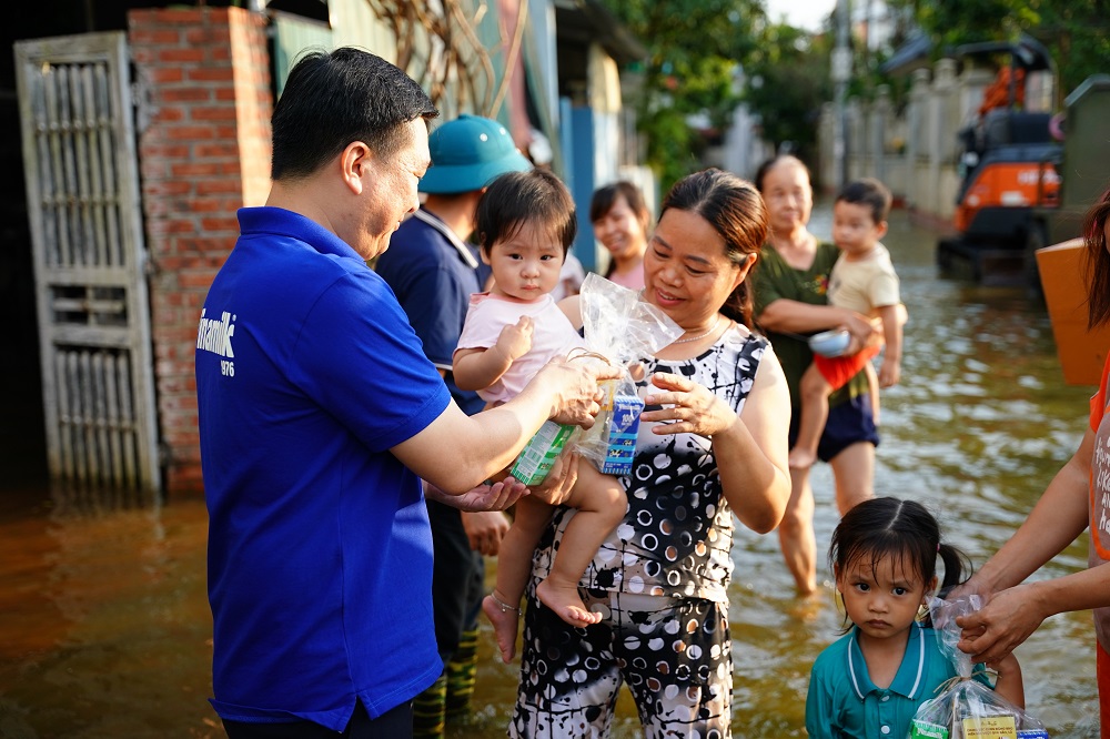 Vinamilk hỗ trợ cho nhiều hộ dân trong vùng ngập lụt kéo dài ở ngoại thành Hà Nội    ​