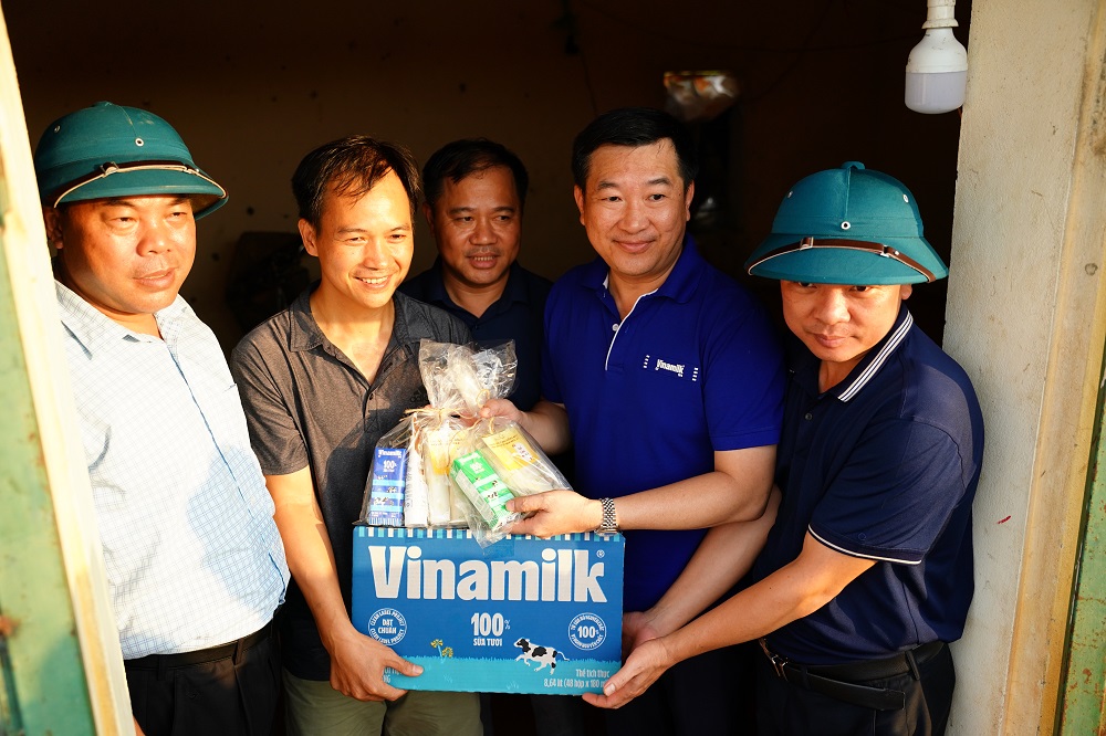 Vinamilk hỗ trợ cho nhiều hộ dân trong vùng ngập lụt kéo dài ở ngoại thành Hà Nội    ​