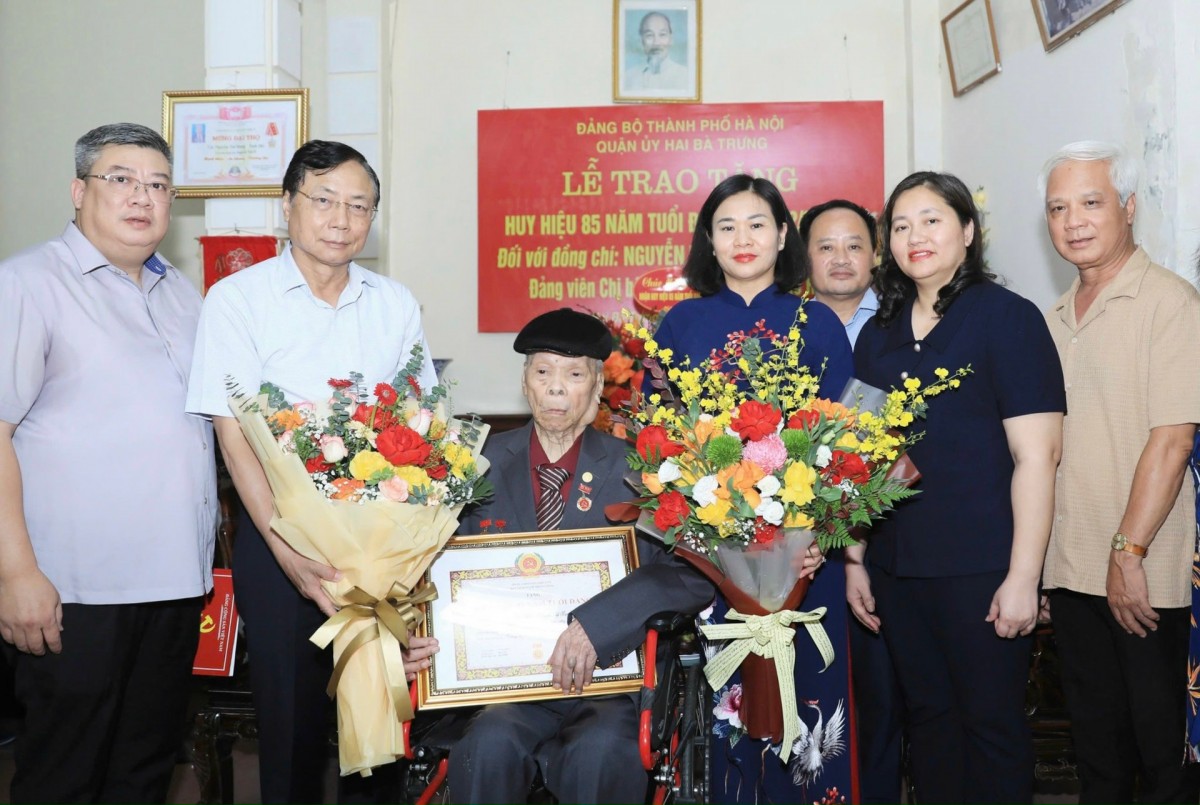 Phó Bí thư Thường trực Thành ủy Hà Nội Nguyễn Thị Tuyến cùng các đồng chí lãnh đạo Ban Tổ chức Thành ủy, Quận ủy Hai Bà Trưng chúc mừng đồng chí Nguyễn Vũ.