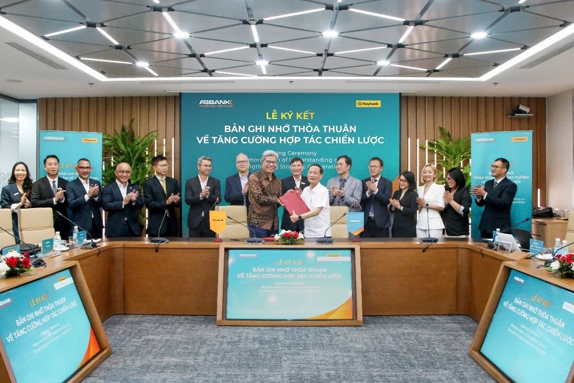 Ông Dato’ Khairussaleh Ramli - Chủ tịch, Tổng Giám đốc Tập đoàn, Ngân hàng Maybank và đại diện ABBANK và ông Vũ Văn Tiền - Phó Chủ tịch HĐQT ký kết Biên bản ghi nhớ thỏa thuận với sự chứng kiến, chúc mừng của các thành viên cấp cao hai tổ chức.