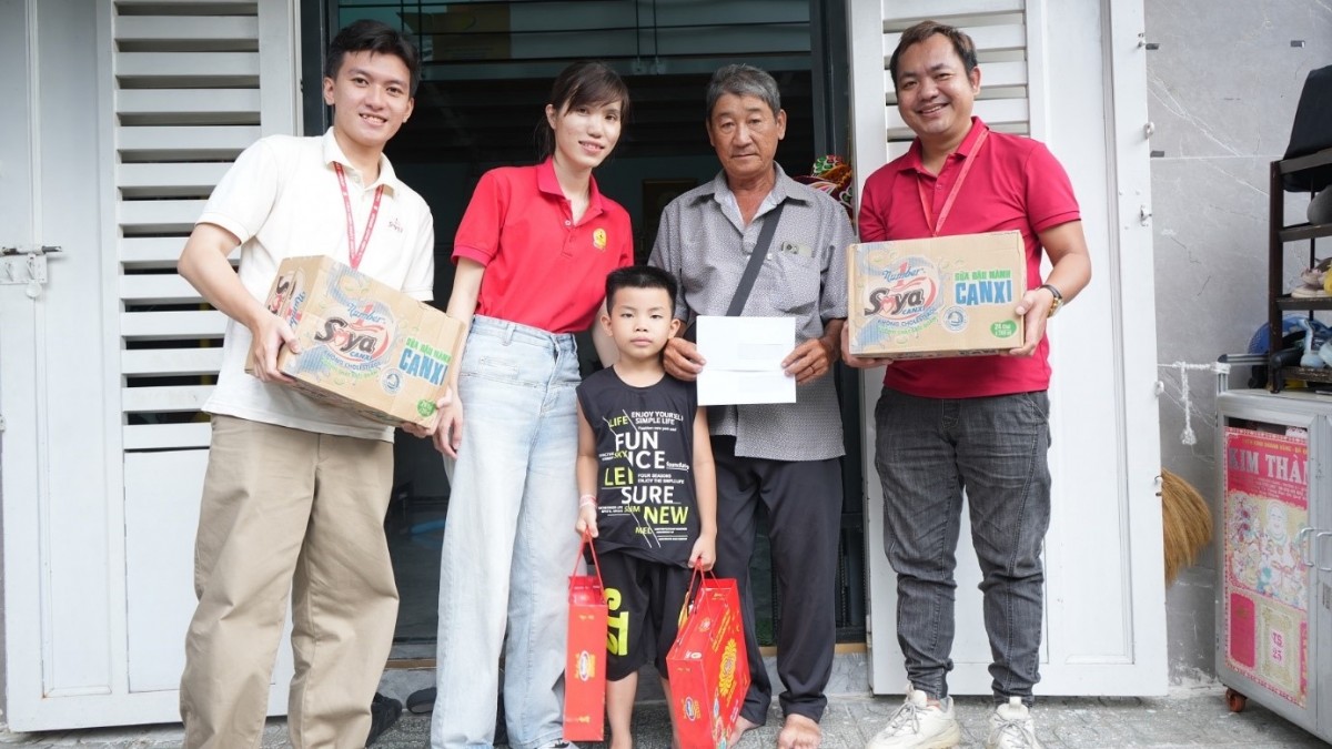 Cháu Hàng Quốc Hiếu cùng ông Hàng Hữu Nghĩa vui mừng khi nhận quà Tết Trung thu từ công ty Tân Hiệp Phát. Ảnh: Trần Khánh.