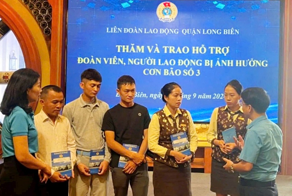 LĐLĐ quận Long Biên chi 170 triệu đồng hỗ trợ đoàn viên bị thiệt hại do bão số 3