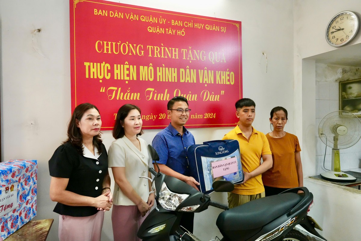 Quận Tây Hồ: Trao quà mô hình Dân vận khéo “Thắm tình quân dân” năm 2024