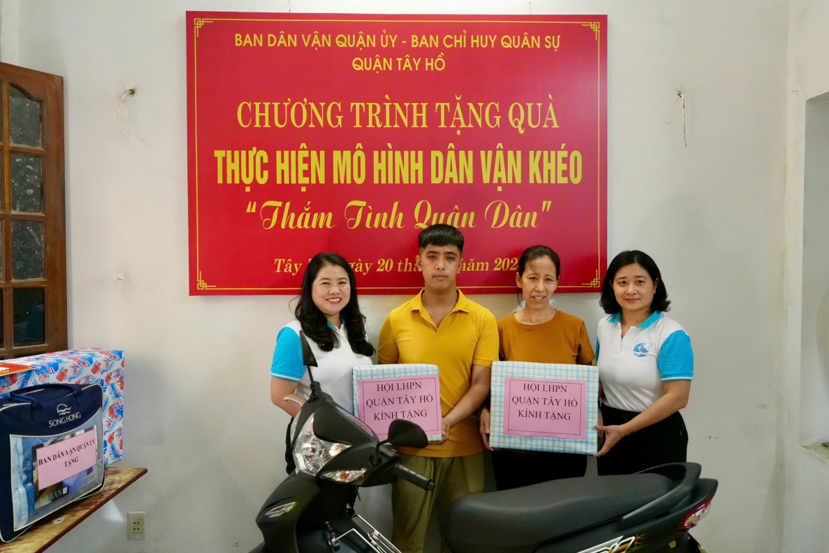 Quận Tây Hồ: Trao quà mô hình Dân vận khéo “Thắm tình quân dân” năm 2024