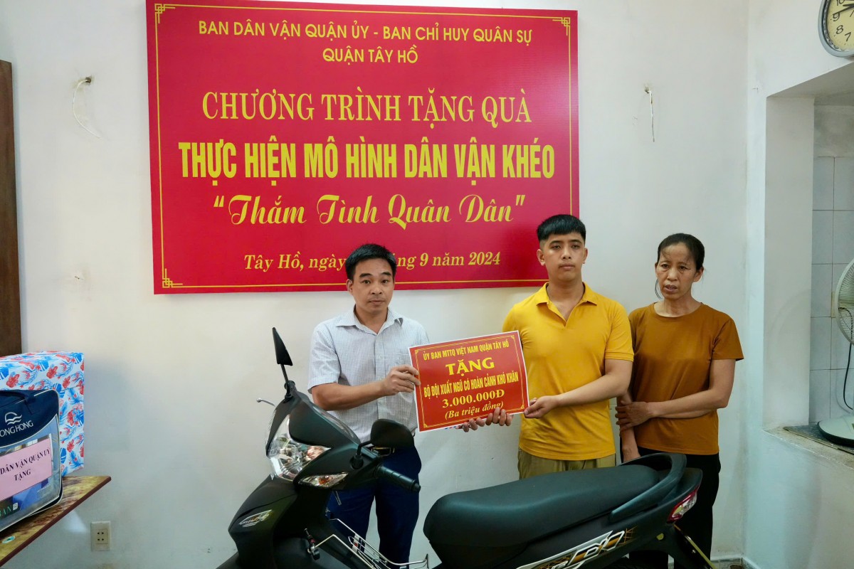 Quận Tây Hồ: Trao quà mô hình Dân vận khéo “Thắm tình quân dân” năm 2024