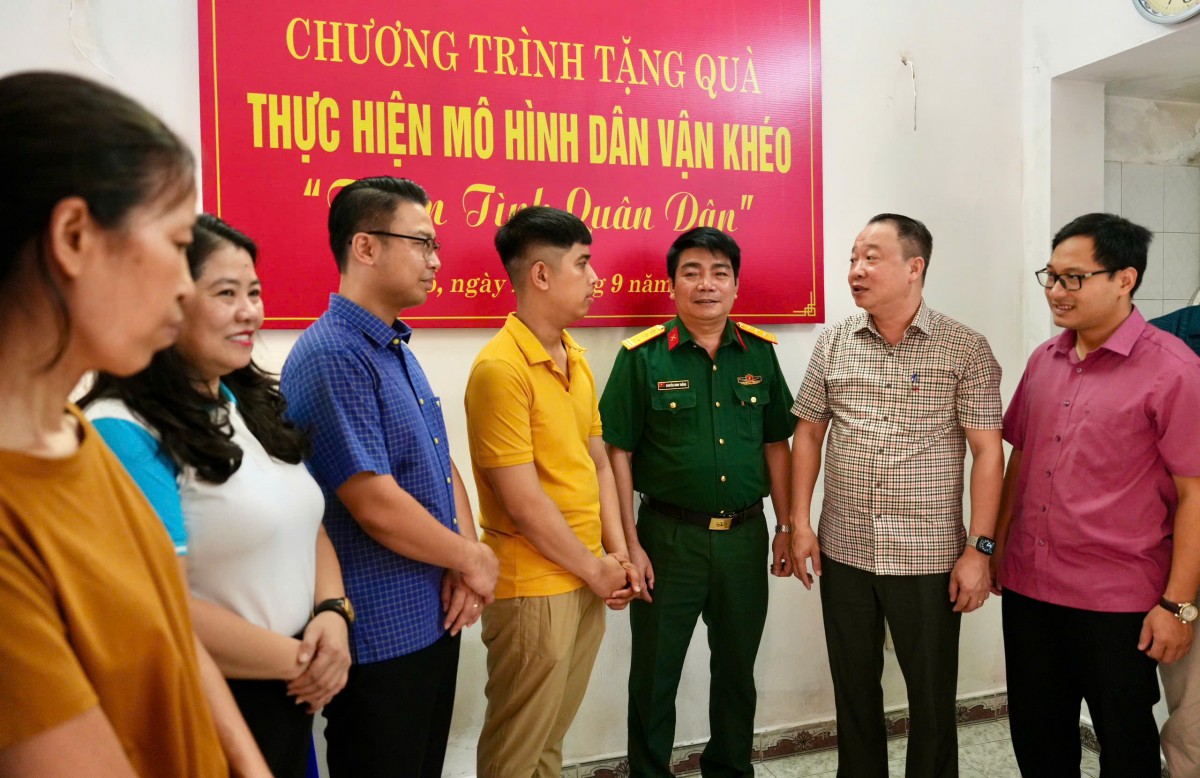 Quận Tây Hồ: Trao quà mô hình Dân vận khéo “Thắm tình quân dân” năm 2024