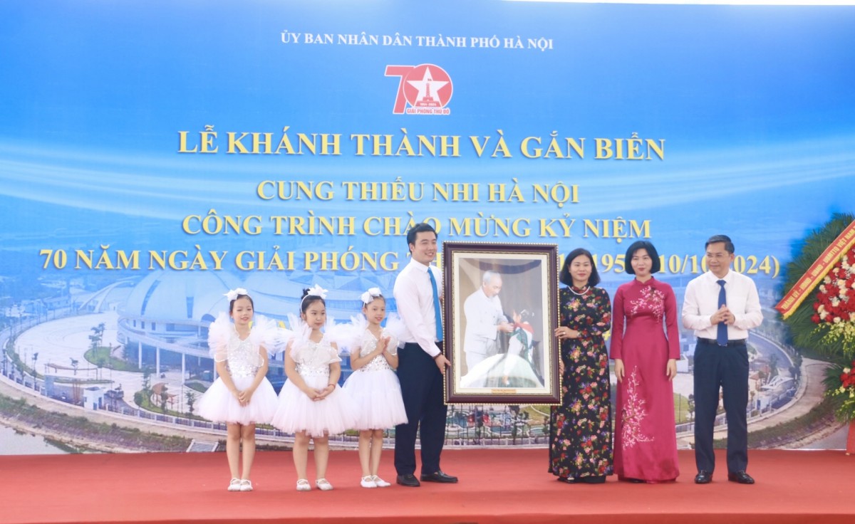 Khánh thành và gắn biển Cung thiếu nhi Hà Nội chào mừng kỷ niệm 70 năm ngày Giải phóng Thủ đô