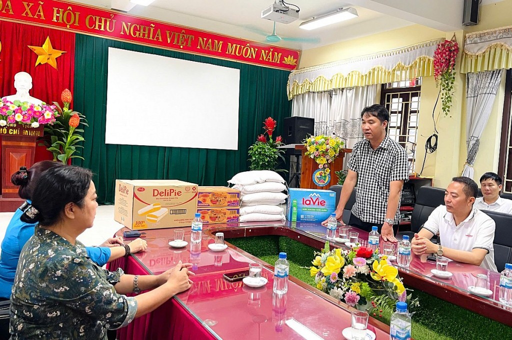 Báo Lao động Thủ đô và các đơn vị đồng hành trao hỗ trợ 5 điểm trường ngập lụt tại huyện Mỹ Đức