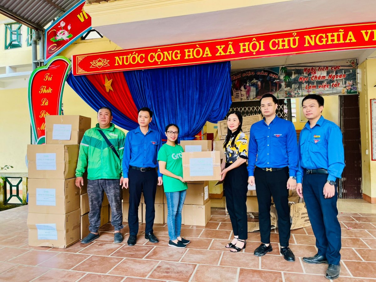 Grab Việt Nam phối hợp với Trung ương Đoàn Thanh niên Cộng sản Hồ Chí Minh và Đoàn Thanh niên Cộng sản Hồ Chí Minh tỉnh Lào Cai mang đến các phần quà cho học sinh vùng bão lũ