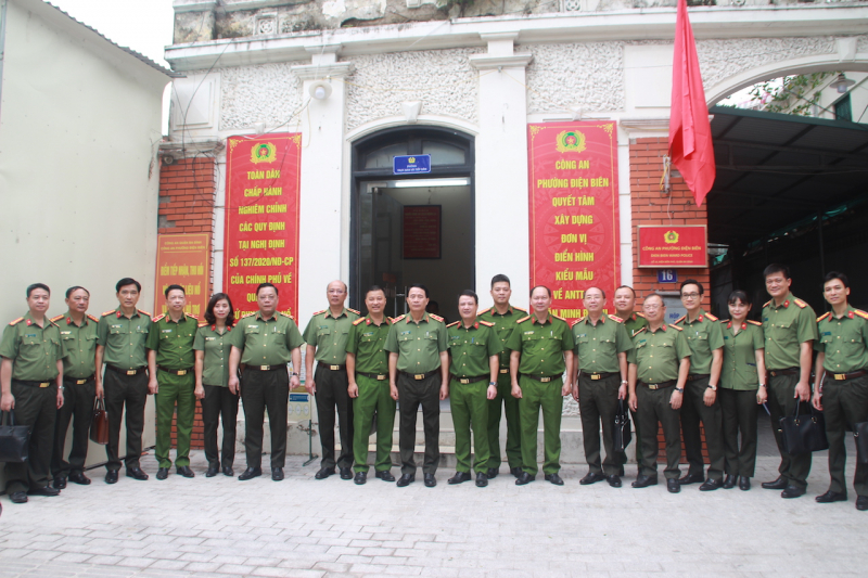 Thứ trưởng Lê Quốc Hùng kiểm tra việc thực hiện “Xây dựng Công an phường điển hình, kiểu mẫu về an ninh, trật tự và văn minh đô thị” tại Công an Hà Nội -0