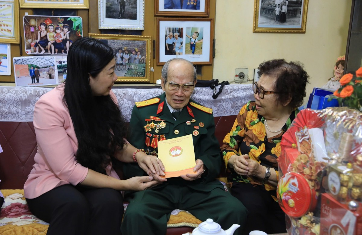 Lãnh đạo Mặt trận thành phố Hà Nội thăm, tặng quà cựu chiến binh tiếp quản Thủ đô