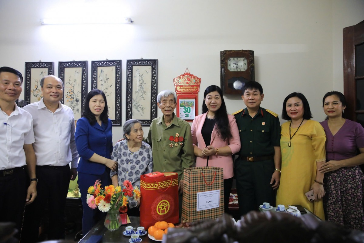 Lãnh đạo Mặt trận thành phố Hà Nội thăm, tặng quà cựu chiến binh tiếp quản Thủ đô