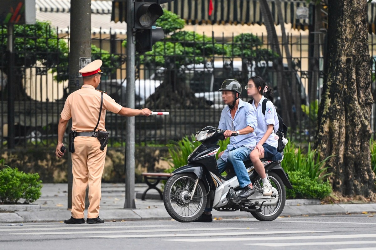 Ngày đầu triển khai cao điểm, vẫn còn nhiều phụ huynh, học sinh vi phạm luật giao thông