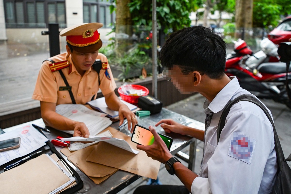 Ngày đầu triển khai cao điểm, vẫn còn nhiều phụ huynh, học sinh vi phạm luật giao thông