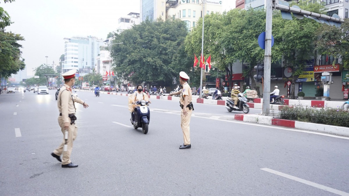 Ngày đầu triển khai cao điểm, vẫn còn nhiều phụ huynh, học sinh vi phạm luật giao thông