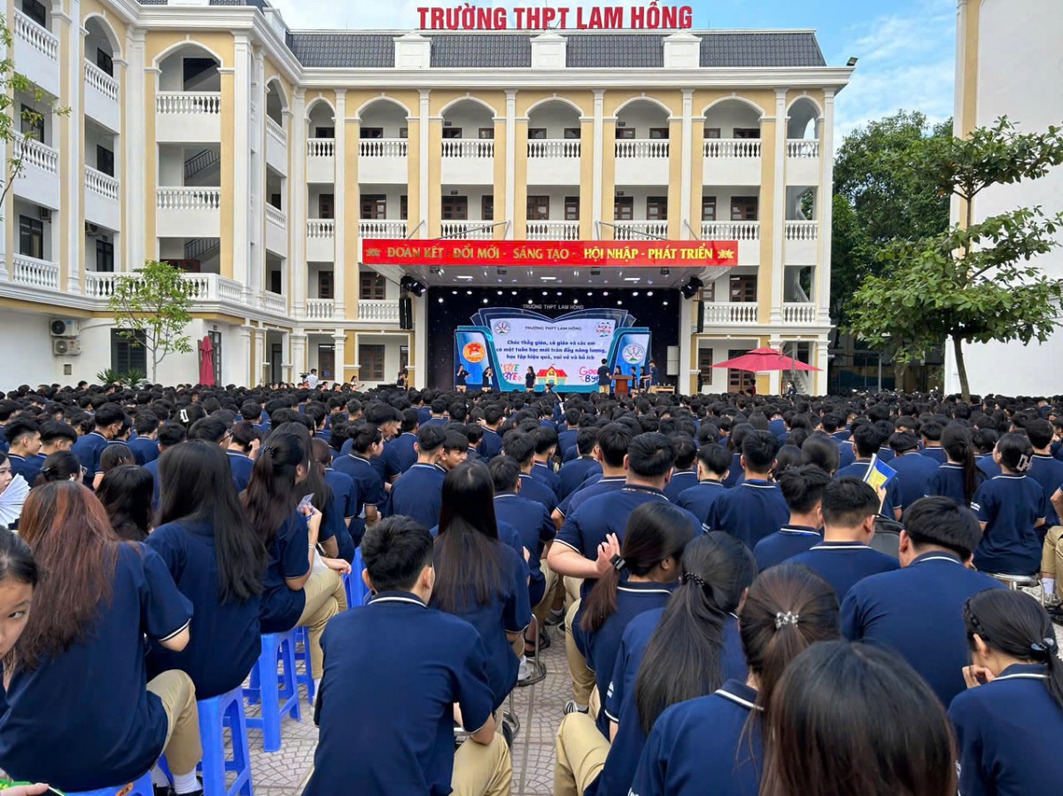 Ngày đầu triển khai cao điểm, vẫn còn nhiều phụ huynh, học sinh vi phạm luật giao thông