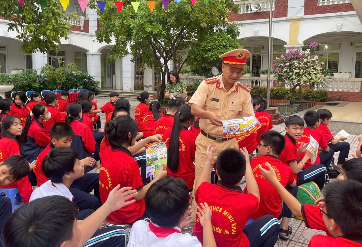 Công an quận Bắc Từ Liêm tuyên truyền về an toàn giao thông tại trường học