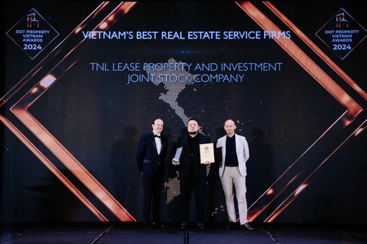 Đại diện TNL nhận giải “Vietnam’s Best Real Estate Service Firms”.