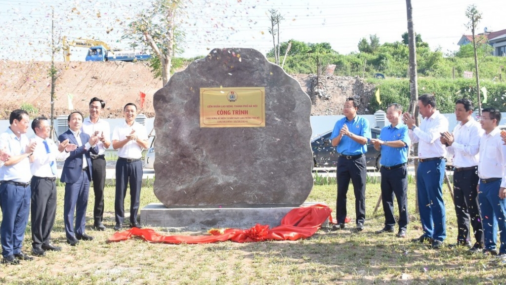 LĐLĐ thành phố Hà Nội gắn biển công trình chào mừng kỷ niệm 70 năm Ngày Giải phóng Thủ đô