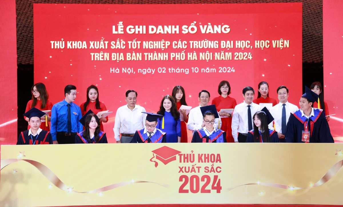 Thủ khoa xuất sắc Thủ đô Hà Nội ghi danh Sổ Vàng