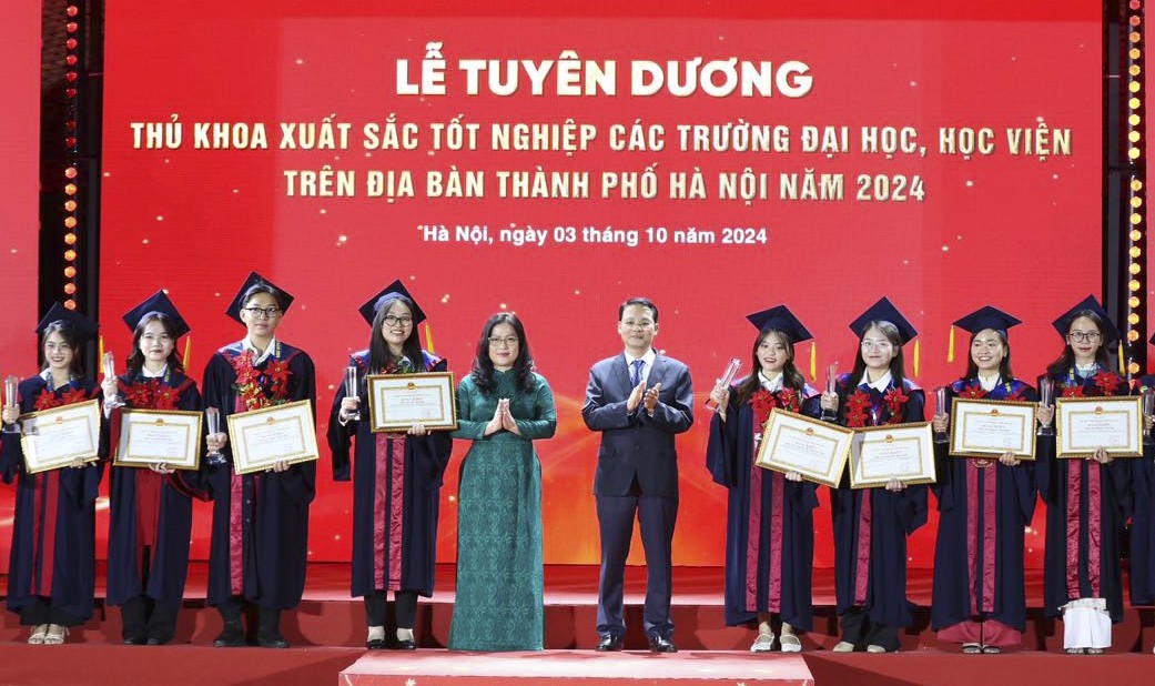 Hà Nội: Tuyên dương 100 thủ khoa xuất sắc năm 2024