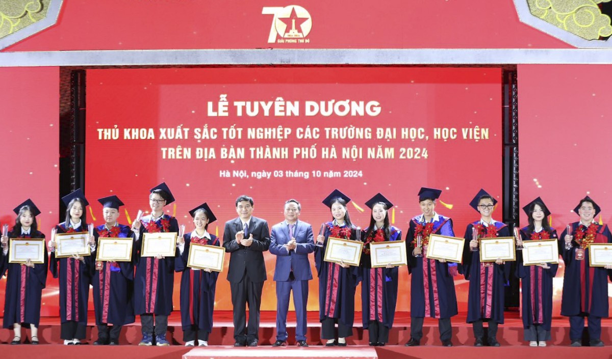 Hà Nội: Tuyên dương 100 thủ khoa xuất sắc năm 2024