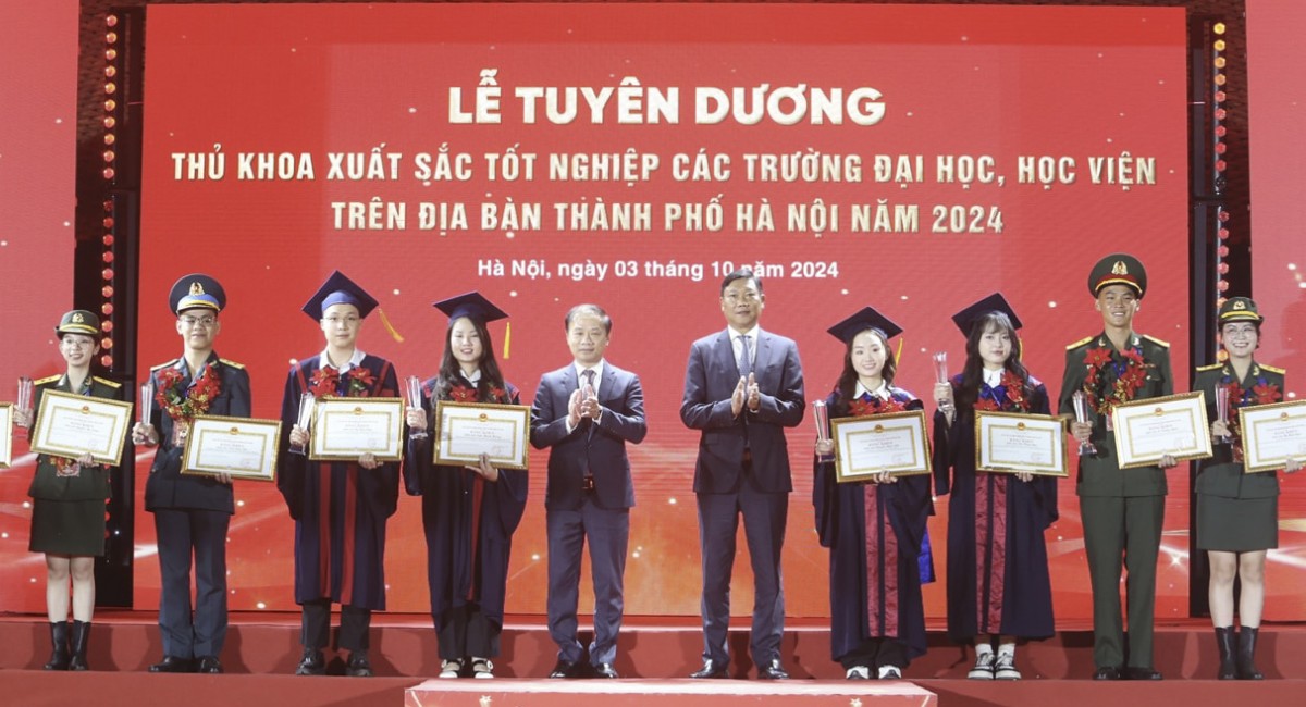 Hà Nội: Tuyên dương 100 thủ khoa xuất sắc năm 2024