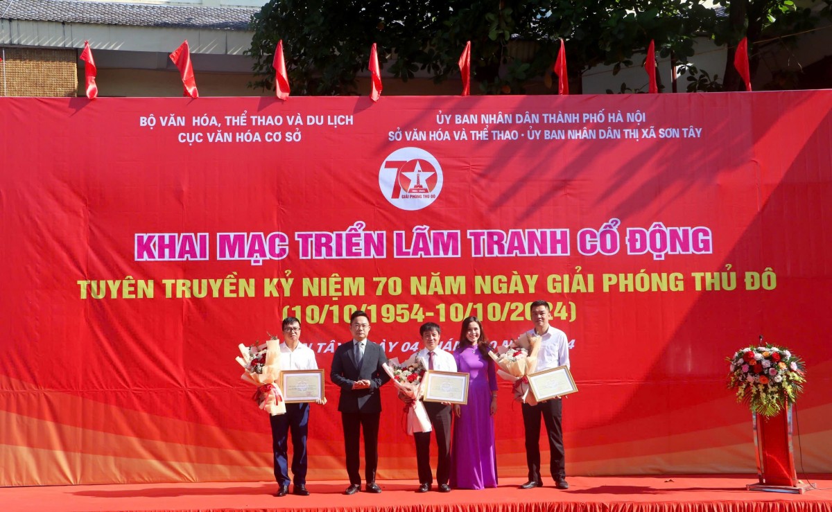 Sơn Tây: Triển lãm tranh cổ động kỷ niệm 70 năm Ngày Giải phóng Thủ đô