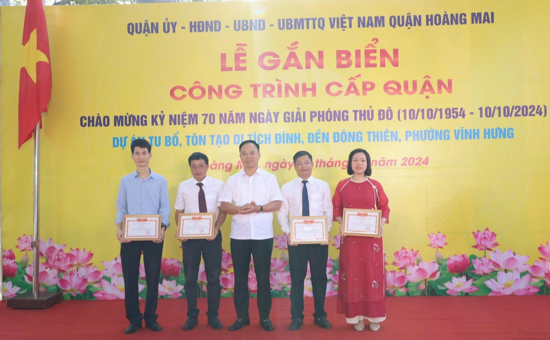 Gắn biển công trình chào mừng kỷ niệm 70 năm Ngày Giải phóng Thủ đô tại phường Vĩnh Hưng