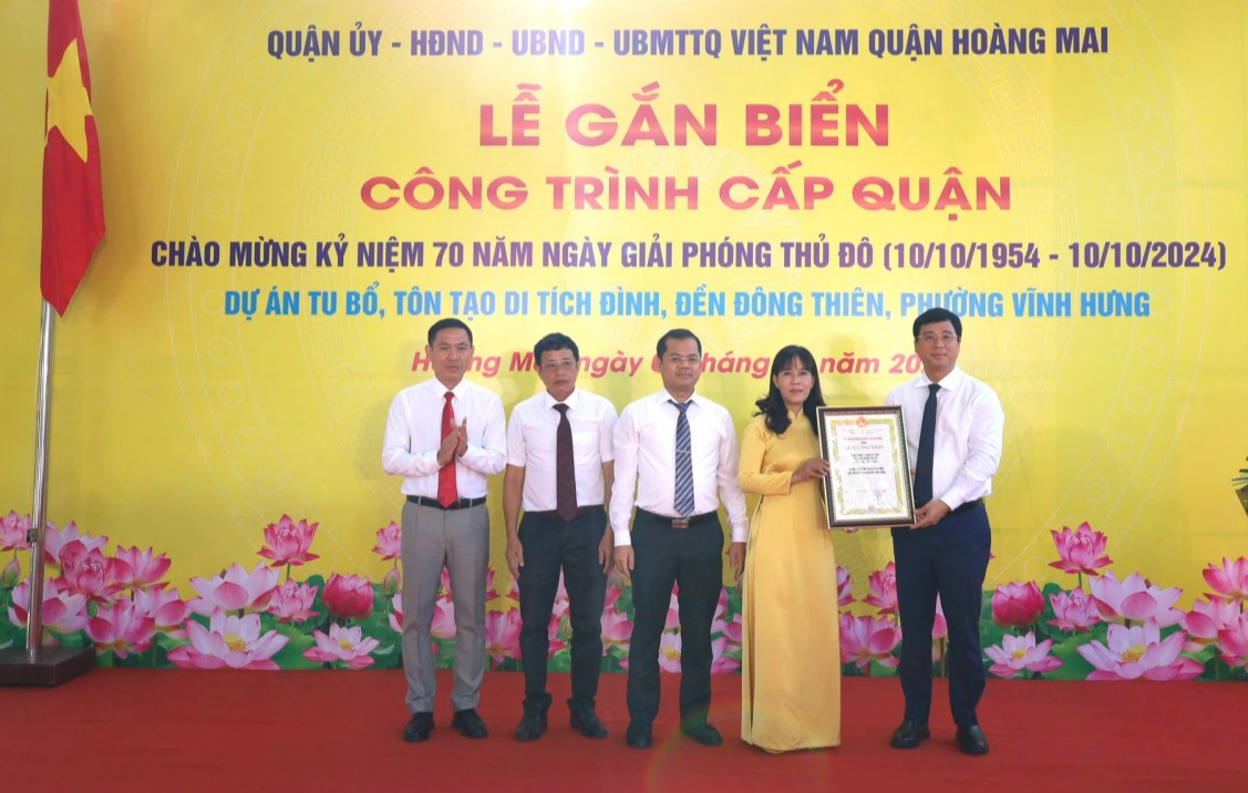 Gắn biển công trình chào mừng kỷ niệm 70 năm Ngày Giải phóng Thủ đô tại phường Vĩnh Hưng