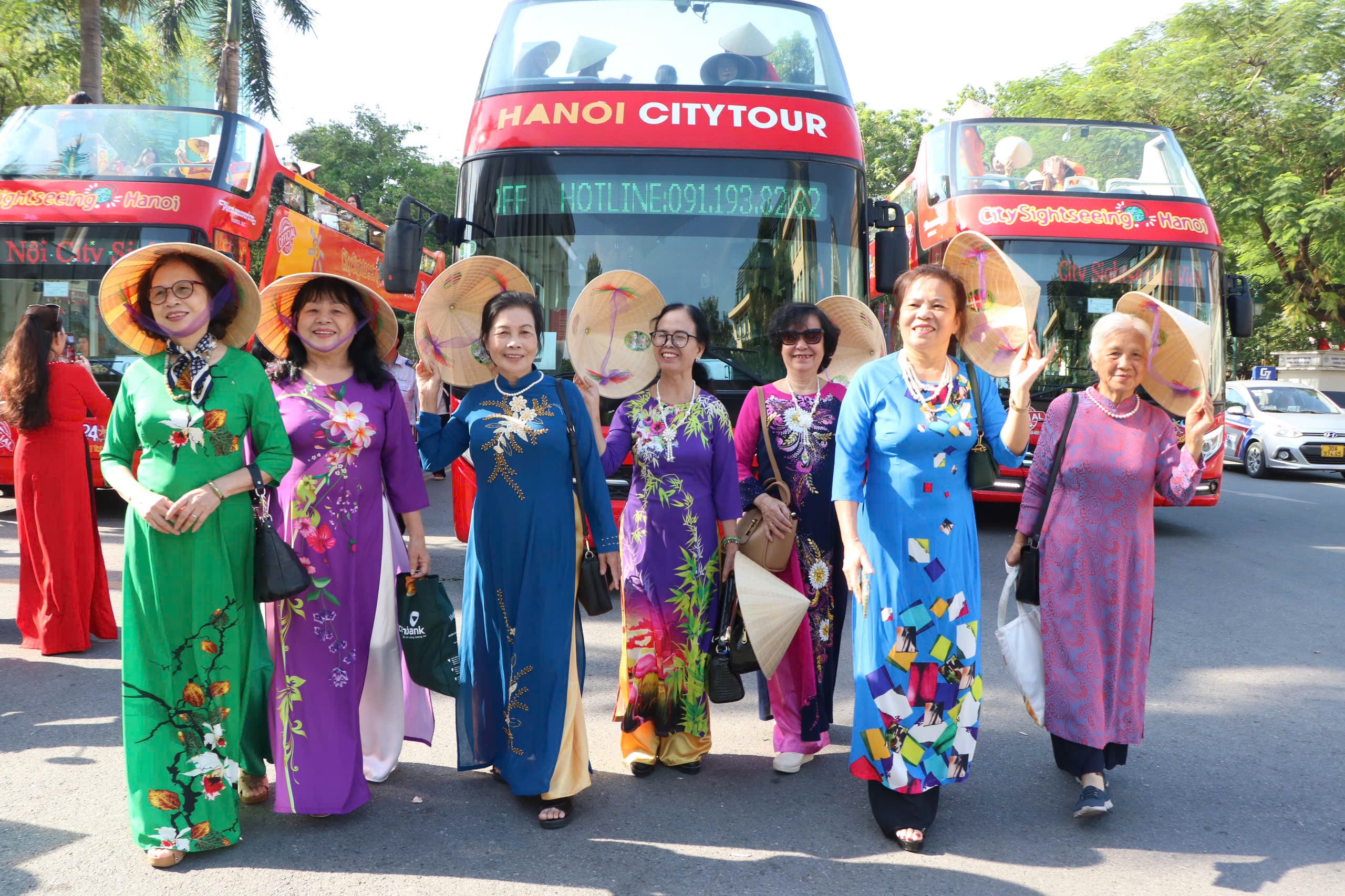 Thí điểm xe điện đưa người dân tham quan thắng cảnh trung tâm Thủ đô