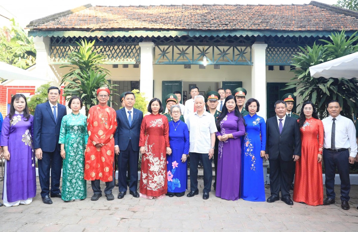 Lãnh đạo thành phố Hà Nội chụp ảnh lưu niệm với thân nhân Trung tướng Vương Thừa Vũ tại xã Vĩnh Quỳnh (huyện Thanh Trì).